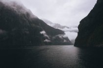 Vista panorâmica das montanhas no som de Milford durante o tempo nebuloso, Nova Zelândia — Fotografia de Stock