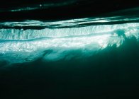 Подводный вид на морскую воду, текстурированный фон — стоковое фото