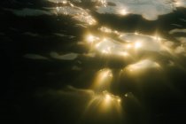 Vista submarina del agua de mar, fondo texturizado - foto de stock