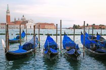 Гондолы, припаркованные на каналах в Венеции — стоковое фото