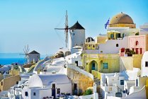 Santorin Grèce Paysage de l'architecture et des moulins à vent — Photo de stock