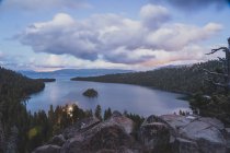 Bellissimo lago in montagna — Foto stock