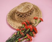 Chapeau de paille avec des fleurs, concept vacances d'été. — Photo de stock