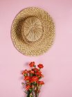 Sombrero de paja con flores, concepto de vacaciones de verano. - foto de stock