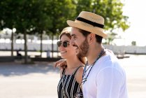 Счастливая пара туристов, гуляющих по городской улице — стоковое фото
