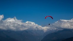 Парапланеризм над Гималаями в облаках, Похара Непал — стоковое фото