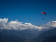 Parapente au-dessus de l'Himalaya à Nuages, Pokhara Népal — Photo de stock