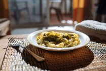 Fotografia ravvicinata di pasta saporita su piatto in ristorante — Foto stock