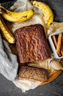Pão de banana caseiro com especiarias. alimentação saudável. — Fotografia de Stock
