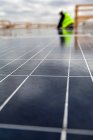 Instalação do painel solar comercial no telhado — Fotografia de Stock