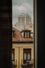 Blick aus dem Fenster auf den Turm von Madrid, Spanien. — Stockfoto