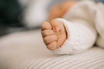 Großaufnahme der Hand eines Babys in einer Faust — Stockfoto