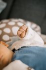 Primer plano de la mano del niño en un puño - foto de stock