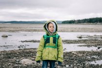 Retrato de un niño solo haciendo senderismo en el norte de Suecia - foto de stock