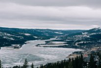 Vue sur un lac enneigé et les montagnes sont au nord de la Suède — Photo de stock