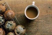 Вкусные свежие и органические домашние кексы с кофе, вид сверху — стоковое фото