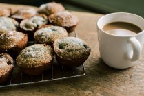 Deliciosos cupcakes caseros frescos y orgánicos con café - foto de stock