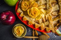 Delicious homemade apple pie on a black wooden background — Stock Photo