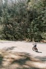 Um menino aprendendo a andar de bicicleta sem rodas de treinamento. — Fotografia de Stock