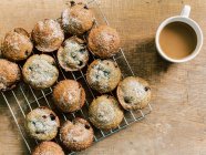 Köstliche frische und Bio-hausgemachte Cupcakes mit Kaffee, Blick von oben — Stockfoto