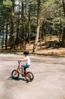 Ein kleiner Junge lernt Fahrradfahren. — Stockfoto