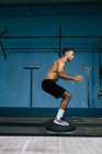 Atleta afroamericano masculino haciendo ejercicio en el gimnasio - foto de stock