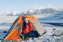 Femme buvant des boissons chaudes au camp d'hiver en Islande — Photo de stock