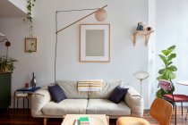 Інтер'єр сучасної вітальні з диваном і стільцем. 3D візуалізація — стокове фото