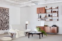 Інтер'єр сучасної вітальні з білими стінами і дерев'яною підлогою, столом і стільцями — стокове фото