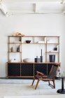 Interno del moderno soggiorno con sedie e accessori — Foto stock