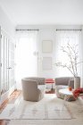 Інтер'єр сучасної вітальні з диваном і стільцем. 3D візуалізація — стокове фото