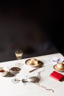 Bebidas e sobremesas na mesa no fundo, close-up — Fotografia de Stock