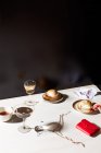 Boissons et desserts sur la table sur le fond, gros plan — Photo de stock
