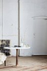 Interno moderno di una stanza con una parete bianca e un vaso — Foto stock