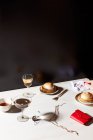 Bebidas e sobremesas na mesa no fundo, close-up — Fotografia de Stock
