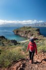 Una donna che cammina su un sentiero nell'Isola Del Carmen a Loreto Bay — Foto stock