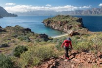 Eine Frau wandert auf einem Wanderweg auf der Insel Del Carmen in der Bucht von Loreto — Stockfoto