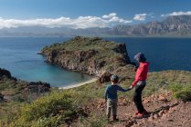 Una mujer y su hijo en una colina en la isla Del Carmen en la bahía de Loreto - foto de stock