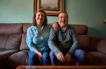 Casal de meia-idade posa e sorri para uma foto em casa — Fotografia de Stock