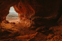 Eingang zur Wüstenhöhle mit Blick auf die Vororte von St. George Utah — Stockfoto