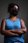 Ritratto interno di donna che indossa una maschera — Foto stock