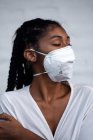 Junge schwarze Frau mit Gesichtsmaske — Stockfoto