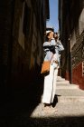 Mujer turista tomando fotos en el casco histórico de Granada - foto de stock