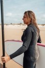 Surfmädchen auf dem Ozean — Stockfoto