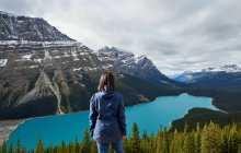 Chica disfrutando de la vista en una caminata en el lago Peyto, Parque Nacional Banff - foto de stock