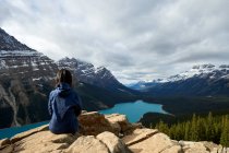 Donna che gode di un bellissimo paesaggio con lago di montagna, Canada — Foto stock