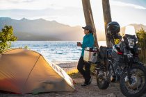 Donna che si rilassa al campeggio sul lago Nahuel Huapi in Patagonia — Foto stock