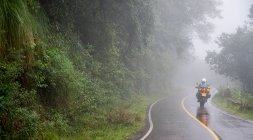 Жінка їде на мотоциклі через вологі тропічні ліси, Джужуй / Аргентина. — стокове фото