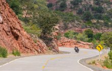 Mann fährt auf Tourenmotorrad, Potosi, Bolivien — Stockfoto