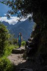 Женщина в походе по тропе инков рядом с Мачу-Пикчу — стоковое фото